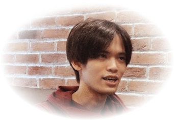 取材に答える男性