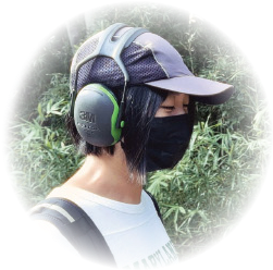 イヤーマフとマスクをつけた人