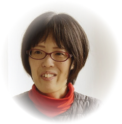 取材に答える女性