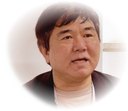 取材に答える男性