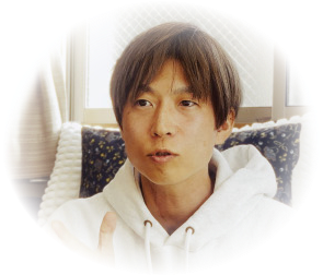 取材に答える男性
