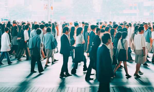 雑踏を行き交う人々